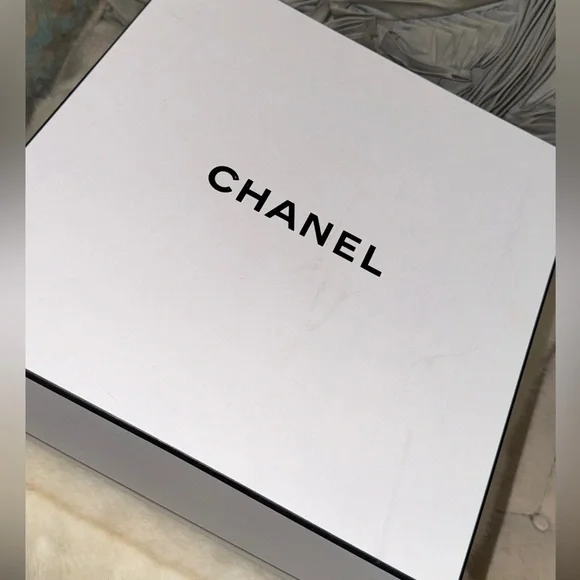 CHANEL Authentic XL GiftBox Set
Sealed Logo Tissue & CC Seals
CollectorPackaging - Picture 8 of 8